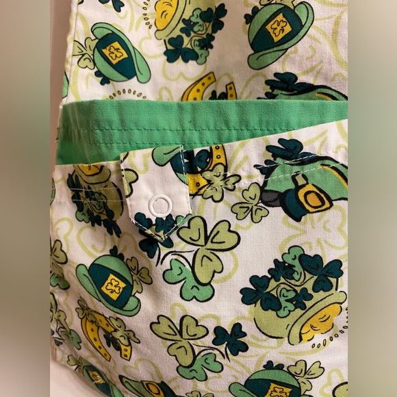 UA scrubs St. Patricks Top X-Large. Green, yellow white. - Picture 2 of 7